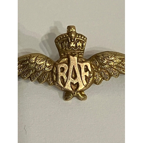 63 - Vintage WWII 9 carat GOLD RAF SWEETHEART BROOCH. 3 cm. 1.18 grams. Excellent condition.