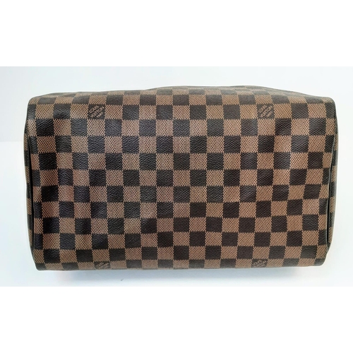 645 - The Louis Vuitton Speedy 35 in Damier Ebene canvas is a timeless and elegant handbag, measuring 31cm... 