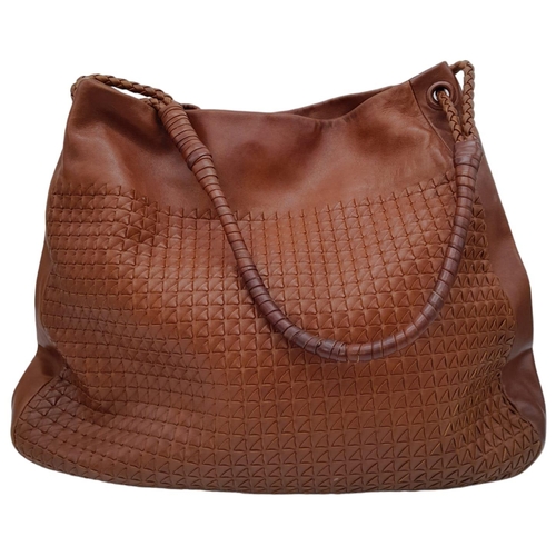 727 - Introducing the Bottega Veneta Brown Leather Bag, exquisitely crafted in Italy. With dimensions of 4... 