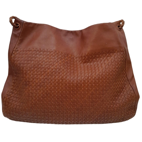 727 - Introducing the Bottega Veneta Brown Leather Bag, exquisitely crafted in Italy. With dimensions of 4... 