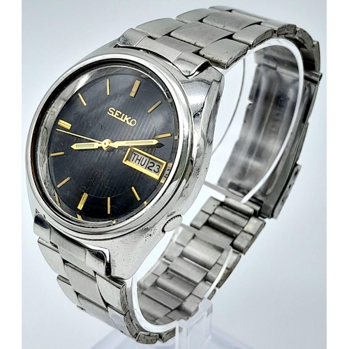 1249 - A Vintage Seiko Automatic Gents Watch. Stainless steel bracelet and case - 38mm. Black dial with day... 