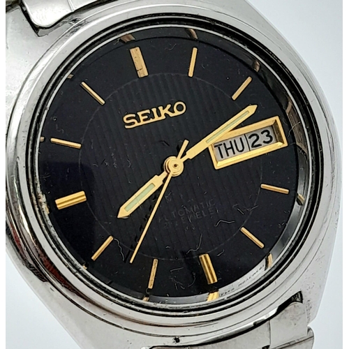 1249 - A Vintage Seiko Automatic Gents Watch. Stainless steel bracelet and case - 38mm. Black dial with day... 