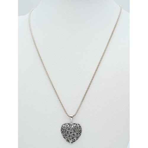 1382 - A 925 Silver Necklace with a Love Heart Pendant.
Measures 58cm in length.
Weight: 8.33g