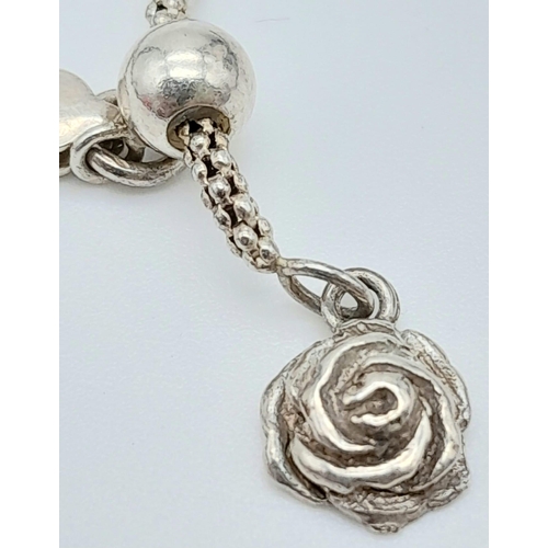 1382 - A 925 Silver Necklace with a Love Heart Pendant.
Measures 58cm in length.
Weight: 8.33g