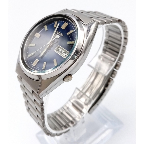 1523 - A Vintage Seiko 5 Automatic Gents Watch. Stainless steel bracelet and case - 37mm. Blue dial with da... 