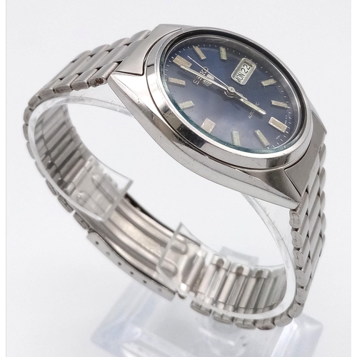 1523 - A Vintage Seiko 5 Automatic Gents Watch. Stainless steel bracelet and case - 37mm. Blue dial with da... 