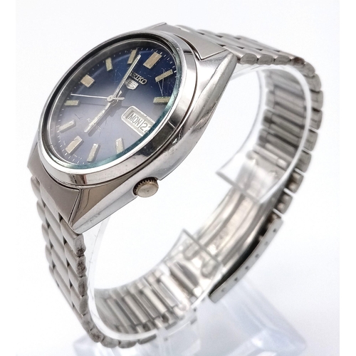 1523 - A Vintage Seiko 5 Automatic Gents Watch. Stainless steel bracelet and case - 37mm. Blue dial with da... 