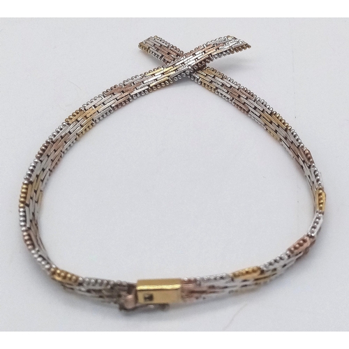 1635 - A 925 Silver Bracelet with gold gilded accents in a delightful crossover design.
Length: 20cm
Weight... 