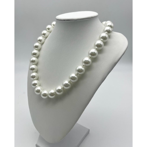 667 - A Bright White South Sea Pearl Shell Large Bead Necklace with Glitterball Clasp. Beads - 14mm. Neckl... 