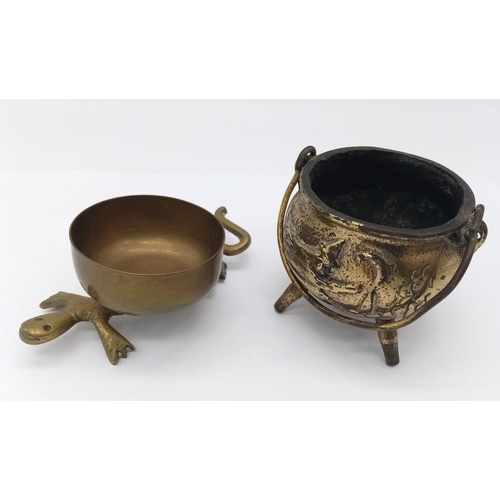 864 - A vintage brass witches cauldron and a pot on a lizards back.