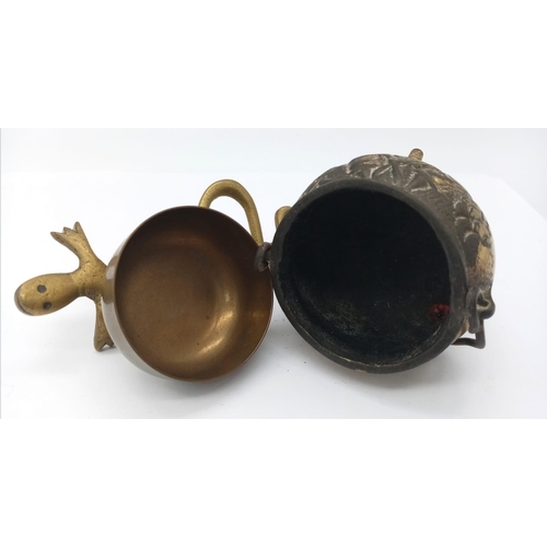 864 - A vintage brass witches cauldron and a pot on a lizards back.