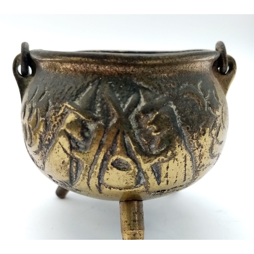 864 - A vintage brass witches cauldron and a pot on a lizards back.