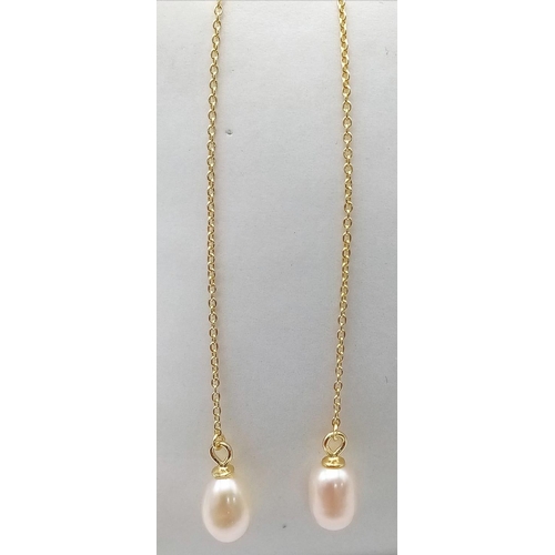 1254 - Yellow Gold Gilded, 925 Silver Drop Chain Pearl Earrings.
Drop measures 5cm. 
Weight: 1.28g