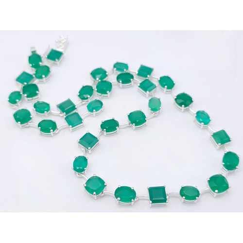 1372 - A gleaming Emerald gemstone, Sterling Silver, Tennis Necklace. Measures 42cm in length and weighs 32... 