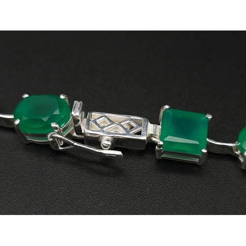 1372 - A gleaming Emerald gemstone, Sterling Silver, Tennis Necklace. Measures 42cm in length and weighs 32... 