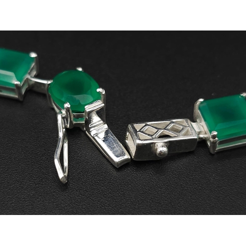 1372 - A gleaming Emerald gemstone, Sterling Silver, Tennis Necklace. Measures 42cm in length and weighs 32... 