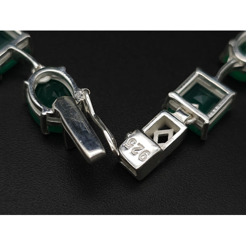 1372 - A gleaming Emerald gemstone, Sterling Silver, Tennis Necklace. Measures 42cm in length and weighs 32... 