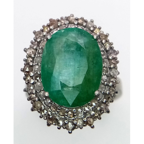 1463 - A fabulous 6ct Emerald Stone, with a 1.30ctw halo of Diamonds on a Sterling Silver ring. Comes in a ... 