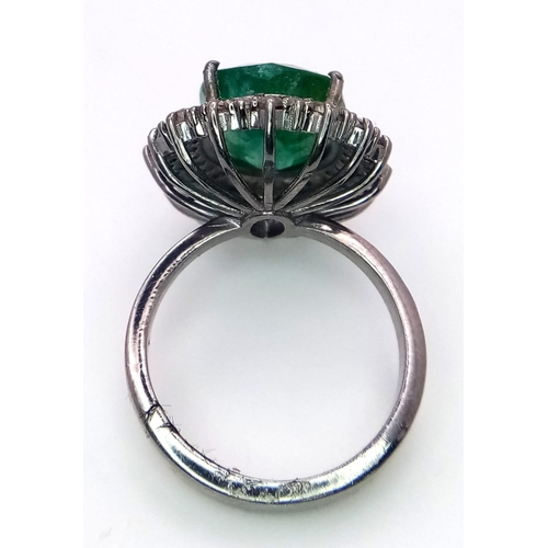 1463 - A fabulous 6ct Emerald Stone, with a 1.30ctw halo of Diamonds on a Sterling Silver ring. Comes in a ... 