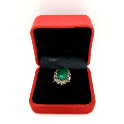 1463 - A fabulous 6ct Emerald Stone, with a 1.30ctw halo of Diamonds on a Sterling Silver ring. Comes in a ... 