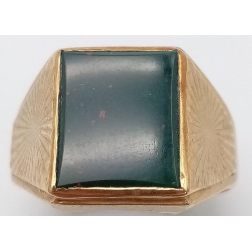 1575 - A Wonderful Vintage 9K Yellow Gold Bloodstone Signet Ring.
Size T. 5.94g total weight.