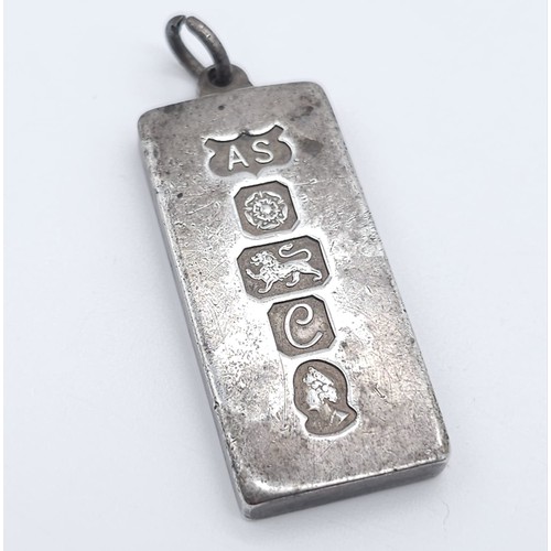 1510 - A vintage sterling silver ingot pendant with full Silver Jubilee hallmarks: Sheffield, 1977. Total w... 