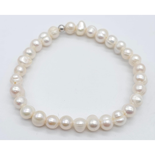 1706 - White Pearl Stretch Bracelet.
Measuring 6cm in diameter.