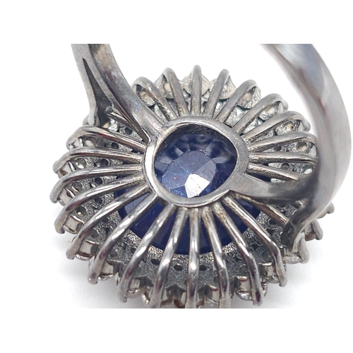 1720 - A fabulous 9ct Blue Sapphire, Sterling Silver Ring.
The central stone is surrounded by two rows of D... 