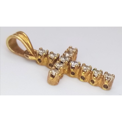 116 - A 14K YELLOW GOLD DIAMOND SET CROSS 0.33CT 1.3G 2.5cm x 1cm

(7991)