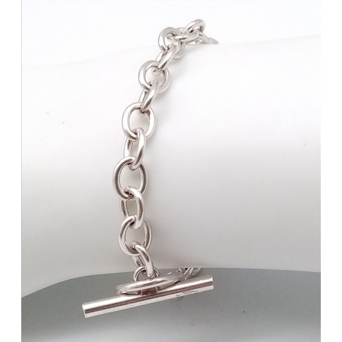 207 - A STERLING SILVER T BAR CLASP BRACELET 13G ,  19.1cm total length

(3637)