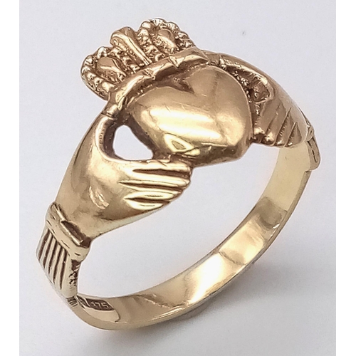 25 - A 9K YELLOW GOLD CLADDAGH RING. TOTAL WEIGHT 3.1G. SIZE 0