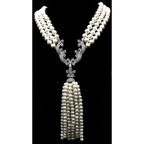 26 - A glamorous pearl necklace with high quality natural white pearls and an unusual white metal (untest... 