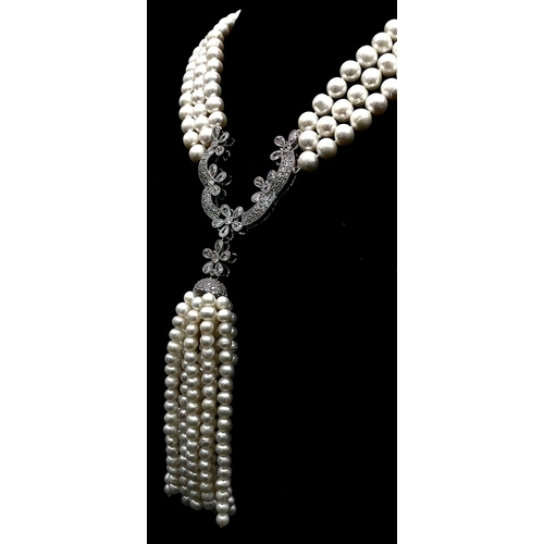 26 - A glamorous pearl necklace with high quality natural white pearls and an unusual white metal (untest... 