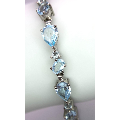 356 - A Blue Topaz Linked Tennis  Bracelet. Oval & Drop cut ice- Blue Topaz. Set in 925 sterling silver. 1... 