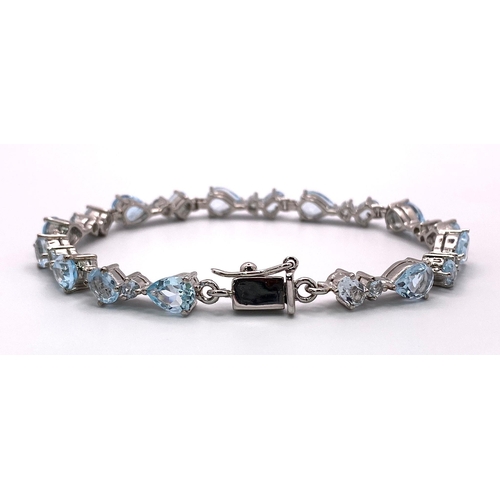 356 - A Blue Topaz Linked Tennis  Bracelet. Oval & Drop cut ice- Blue Topaz. Set in 925 sterling silver. 1... 