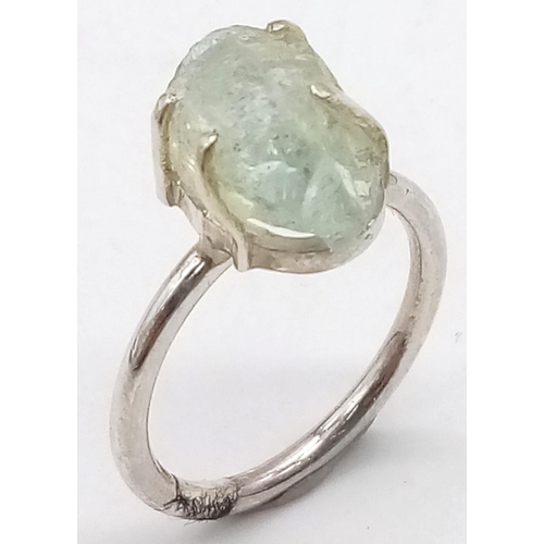 385 - A Rough Green Amethyst Ring. Set in 925 Sterling Silver. Size O. Comes with a presentation case. V0 ... 