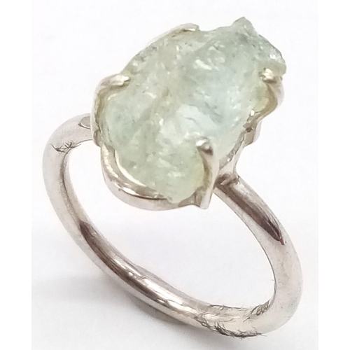 385 - A Rough Green Amethyst Ring. Set in 925 Sterling Silver. Size O. Comes with a presentation case. V0 ... 