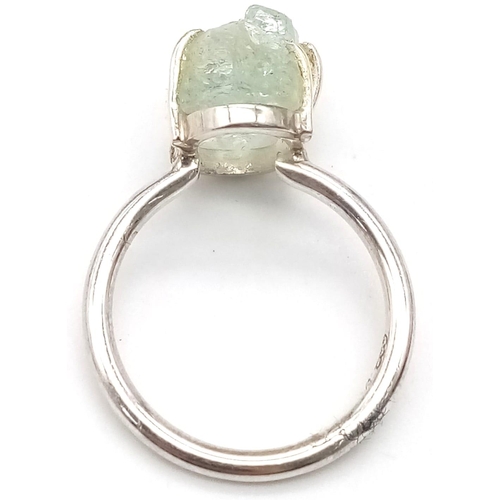 385 - A Rough Green Amethyst Ring. Set in 925 Sterling Silver. Size O. Comes with a presentation case. V0 ... 