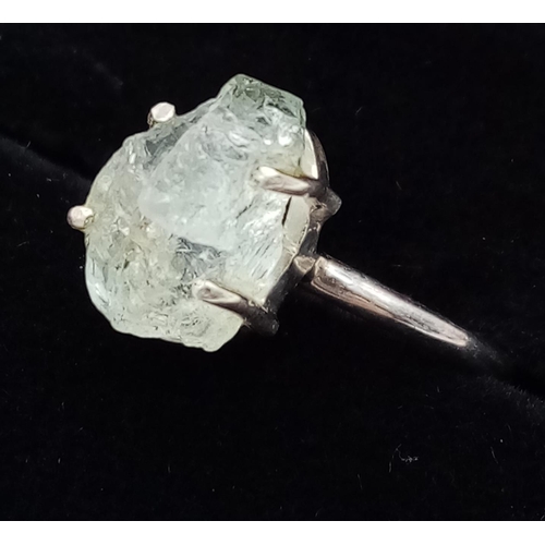 385 - A Rough Green Amethyst Ring. Set in 925 Sterling Silver. Size O. Comes with a presentation case. V0 ... 