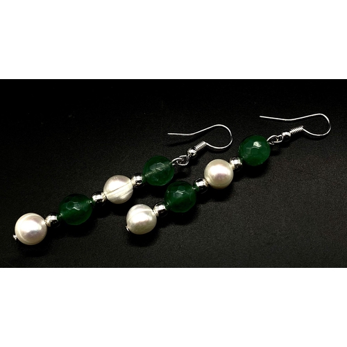 82 - A show stopping, in the style of French designers, green jade and natural white pearl necklace and e... 