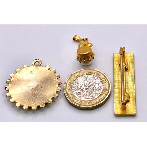 939 - Parcel of Vintage Gold Tone Jewellery items. 
Featuring a lovely Pearl Pendant with three white ston... 