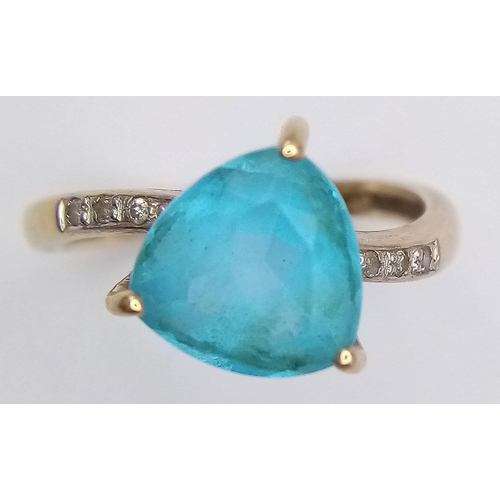 130 - A 9K YELLOW GOLD DIAMOND & BLUE STONE RING (BELIEVED TO BE TOPAZ). TOTAL WEIGHT 2.5G. SIZE N