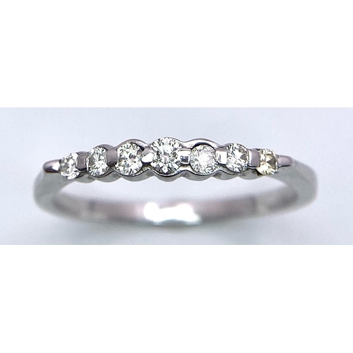 18 - A 18K WHITE GOLD DIAMOND 7 STONE RING 0.25CT 2.4G SIZE R 1/2

(7101)