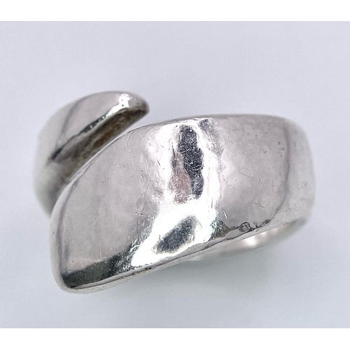 322 - Sterling Silver Fancy Twist Crossover Ring.
Hallmark indicates London and makers mark TS.
Size: Q
We... 