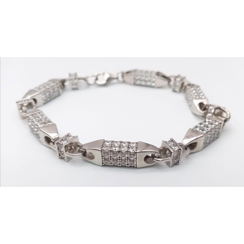 108 - A STERLING SILVER STONE SET FANCY LINK BRACELET 33.4G 23.3cm length

(7590)