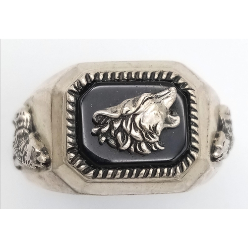 111 - A 925 silver Howling Wolf gent ring. Total weight 14.8G. Size Z. Please see photos for details.