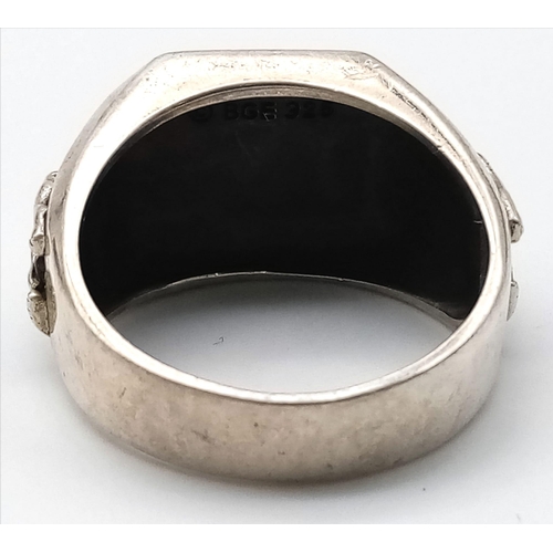 111 - A 925 silver Howling Wolf gent ring. Total weight 14.8G. Size Z. Please see photos for details.