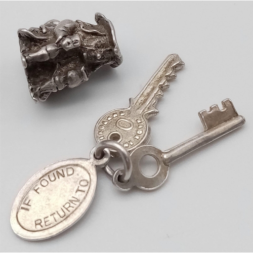 208 - SELECTION OF 5 STERLING SILVER CHARMS TO INCLUDE KEYS, 2 X VINTAGE CARS, TOBY JUG & MAN IN A FLAT CA... 