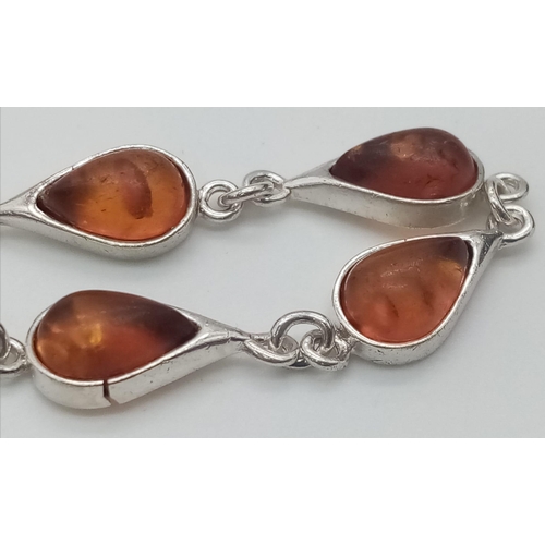 215 - A STERLING SILVER AMBER BRACELET 7.6G 19cm length

(7628)