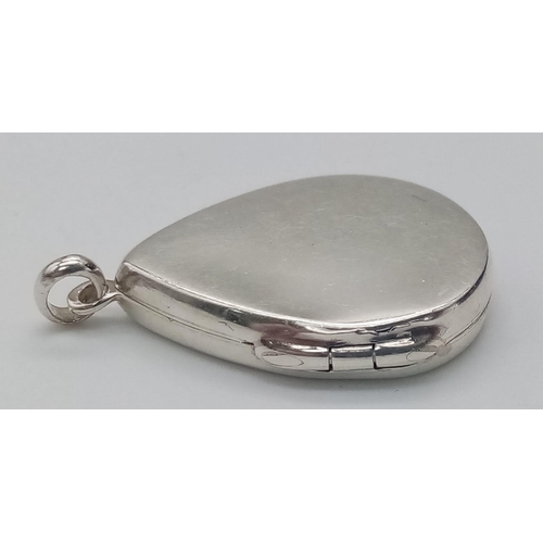 251 - A STERLING SILVER TEARDROP SHAPED LOCKET 3.8G 3cm x 2cm

(5258)